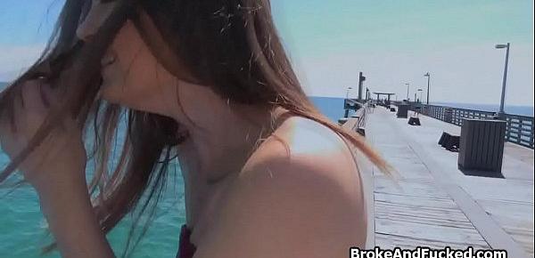  PAWG teen blows stranger on the beach for cash